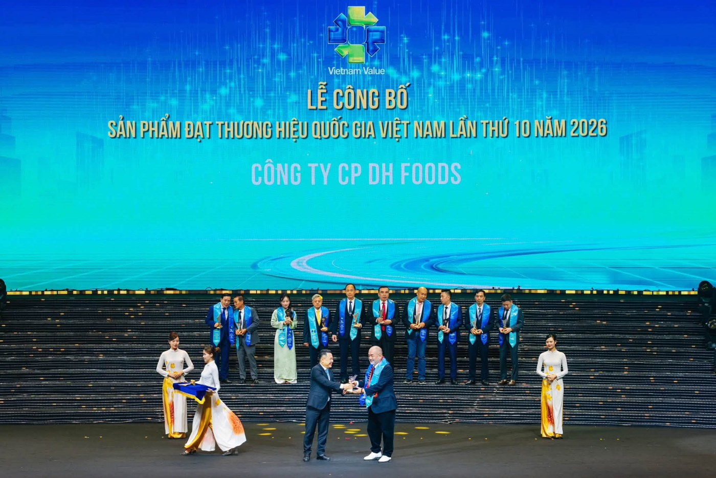 Sân khấu hiển thị tên Công ty CP Dh Foods tại lễ công bố