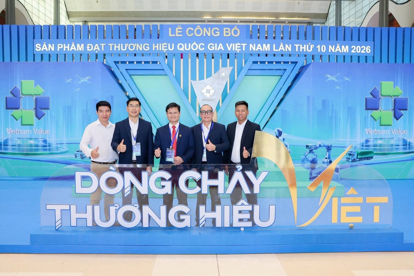 Khách tham dự chụp ảnh tại khu vực Dòng chảy Thương hiệu Việt