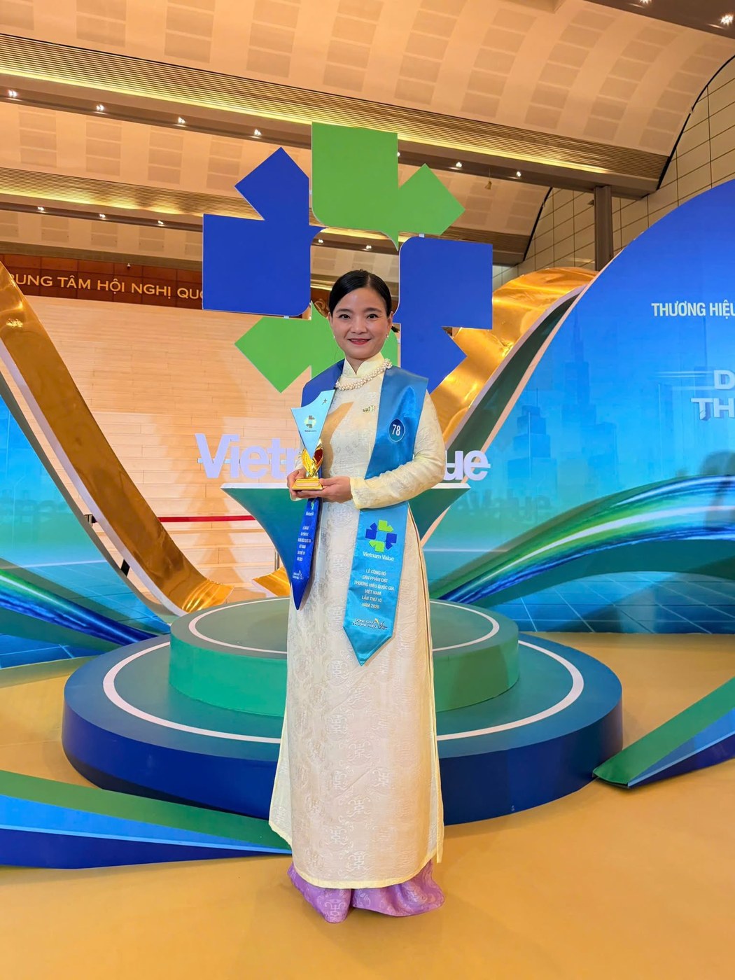 Người tham dự bên biểu trưng Vietnam Value