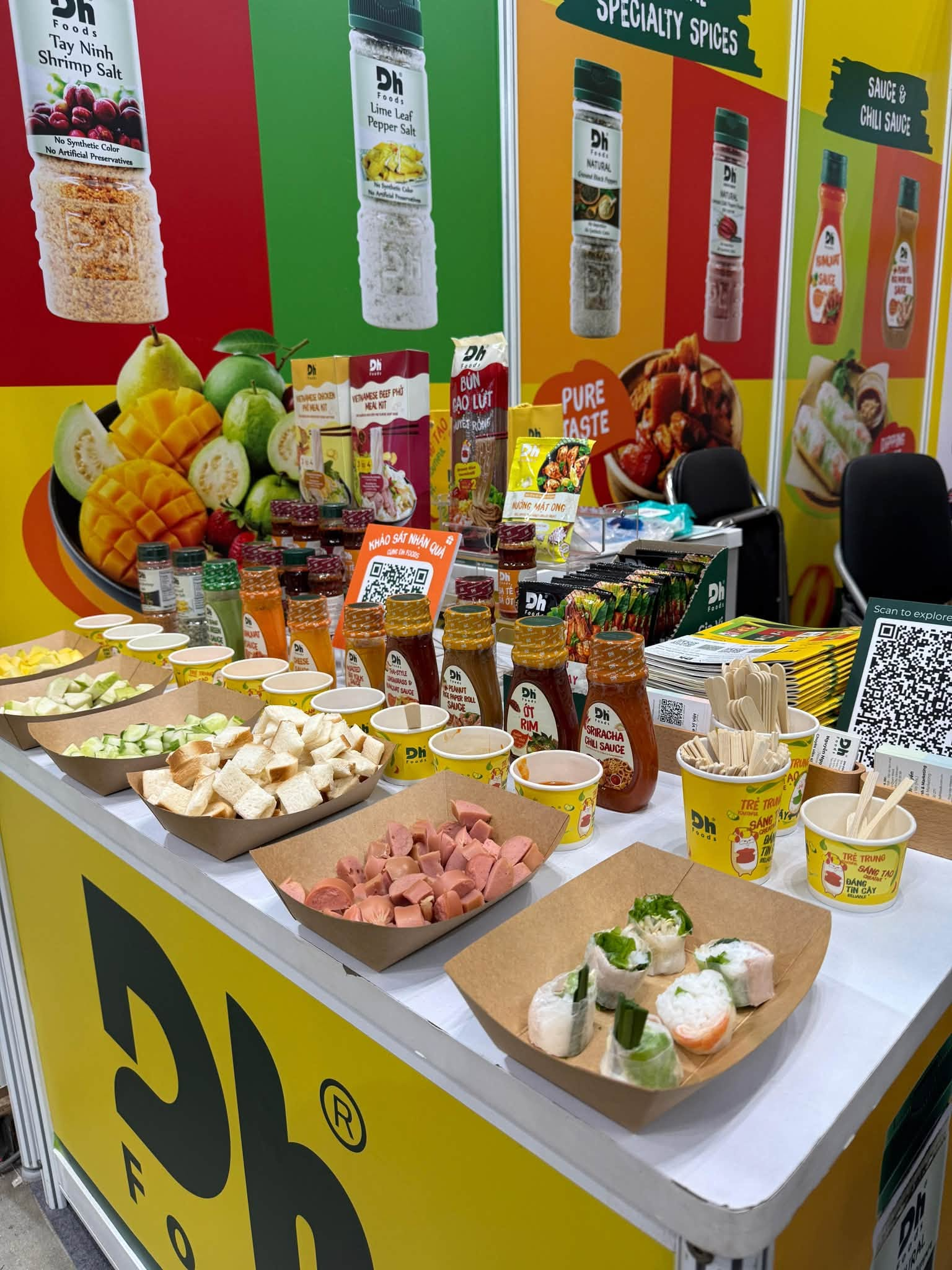 Sản phẩm và món ăn dùng thử tại khu vực trưng bày Dh Foods.