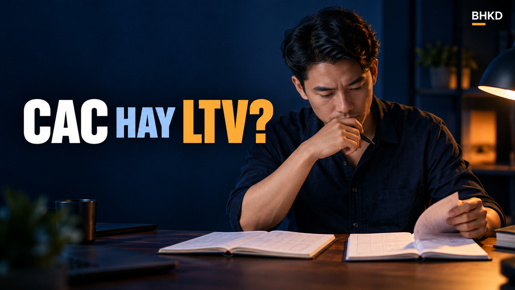 Chủ shop xem sổ kinh doanh với câu hỏi CAC hay LTV