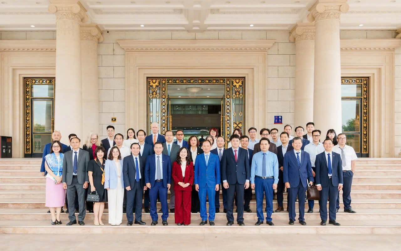 Các đại biểu chụp ảnh tập thể tại VinUni