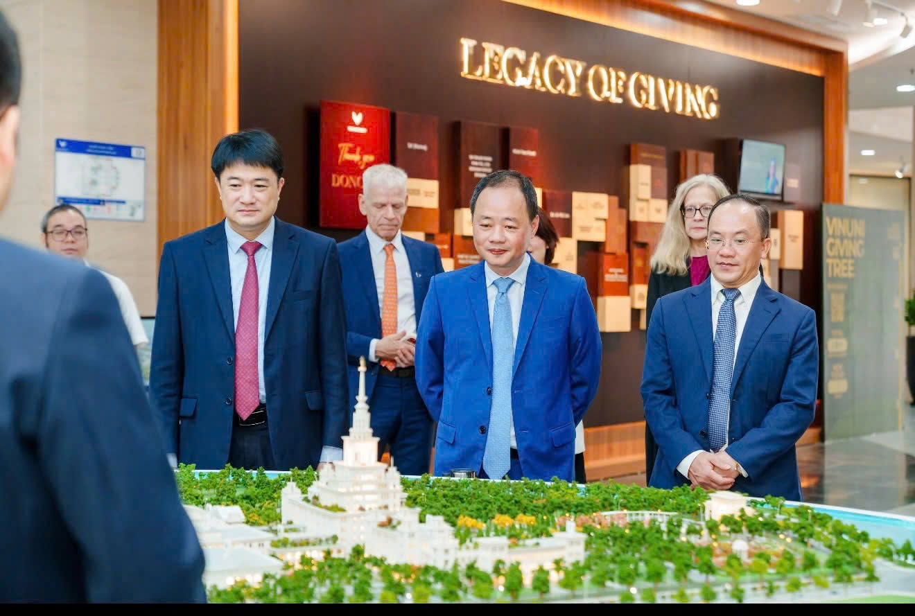 Các đại biểu tham quan không gian trưng bày mô hình tại VinUni