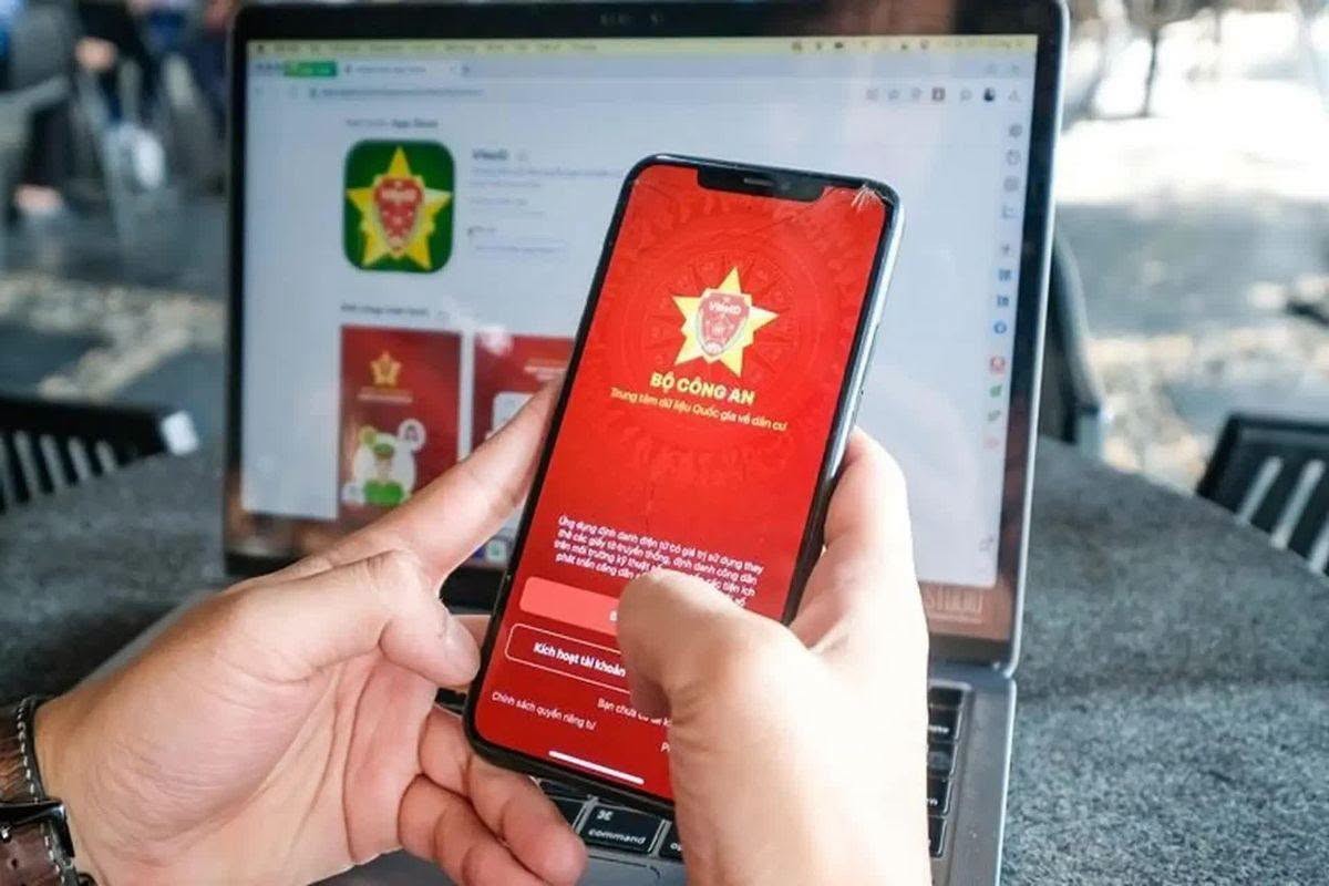 Thao tác với ứng dụng VNeID trên điện thoại
